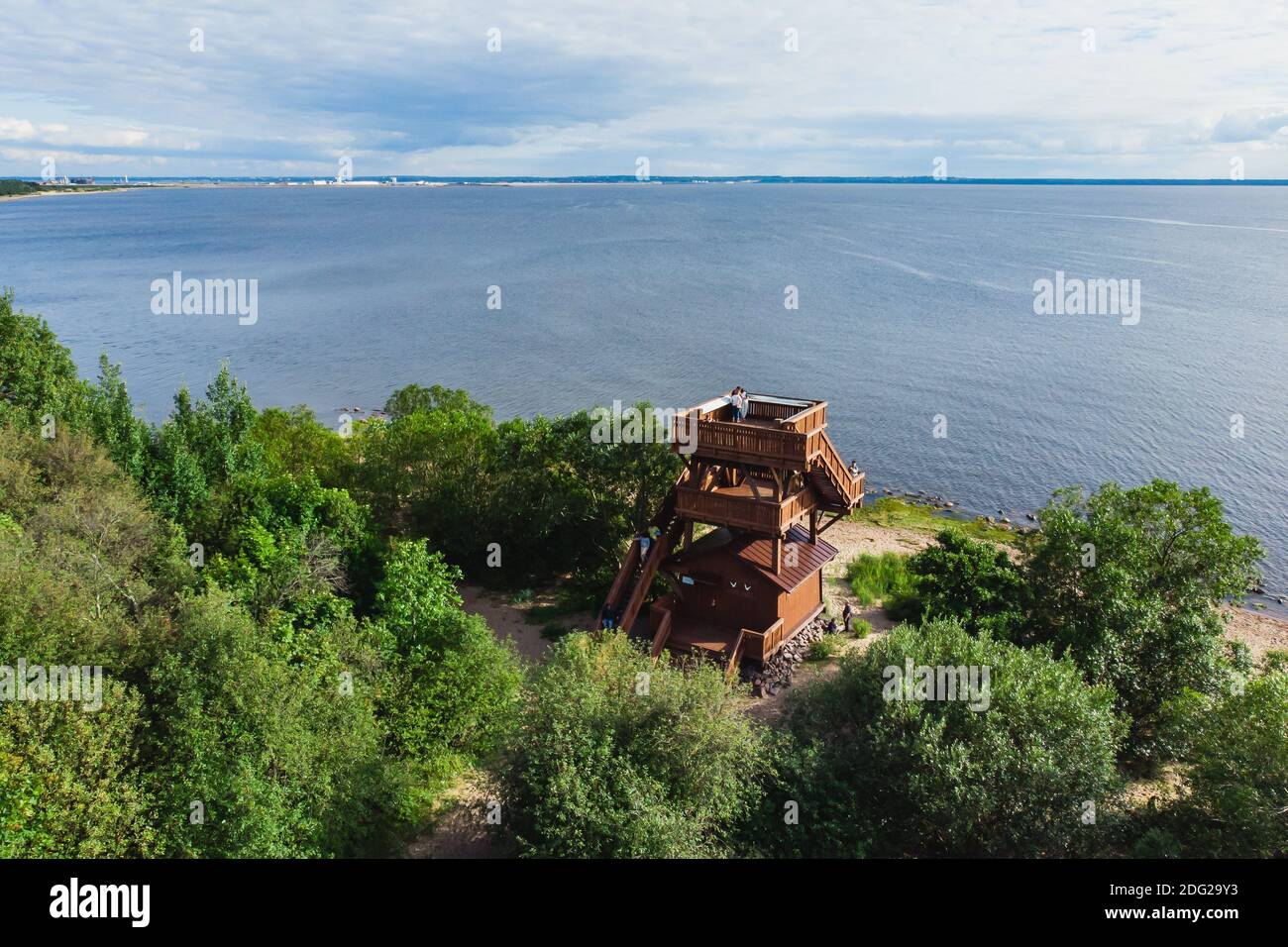 Estate aerea vibrante vista della riserva naturale dello stato di Kotlin Ovest, percorso ecologico con torre di osservazione degli uccelli, isola di Kotlin, Kronstadt, Saint-Peterb Foto Stock