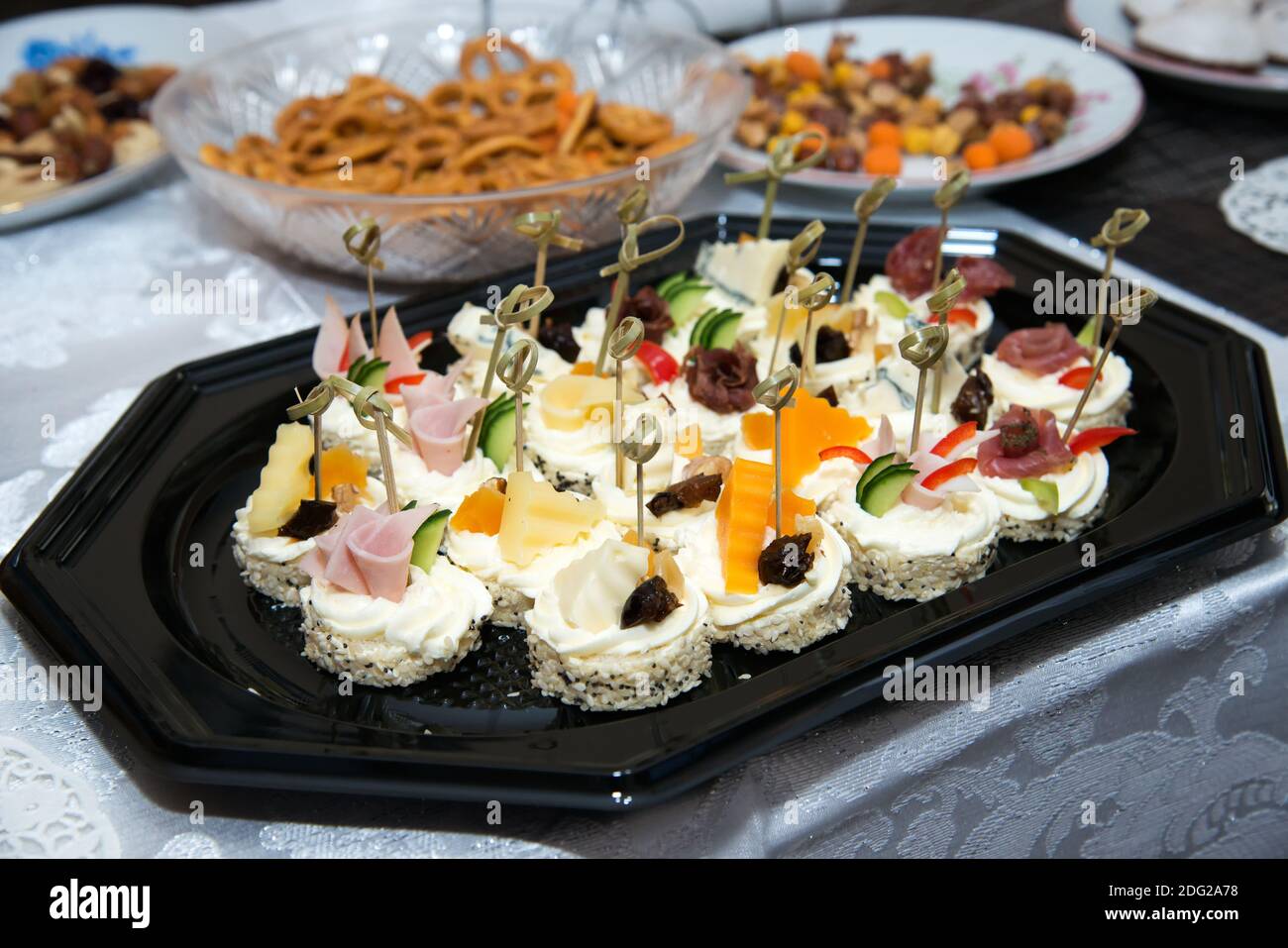 Il buffet alla reception. Assortimento di canapes su un tavolo. Servizio banchetti. Ristorazione, spuntini con diversi tipi di formaggio, prosciutto, salame, pro Foto Stock