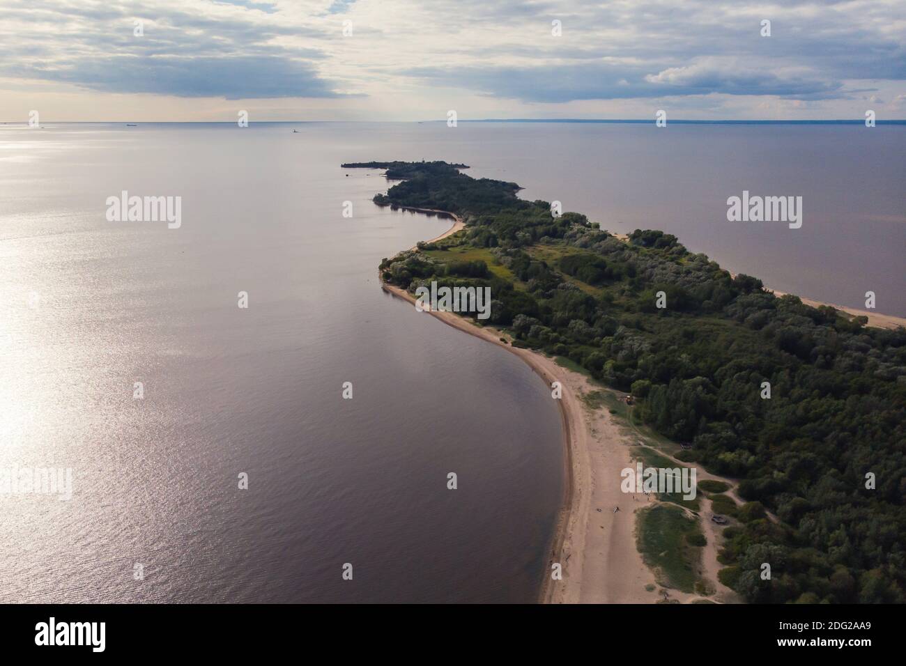 Estate aerea vibrante vista della riserva naturale dello stato di Kotlin Ovest, percorso ecologico con torre di osservazione degli uccelli, isola di Kotlin, Kronstadt, Saint-Peterb Foto Stock