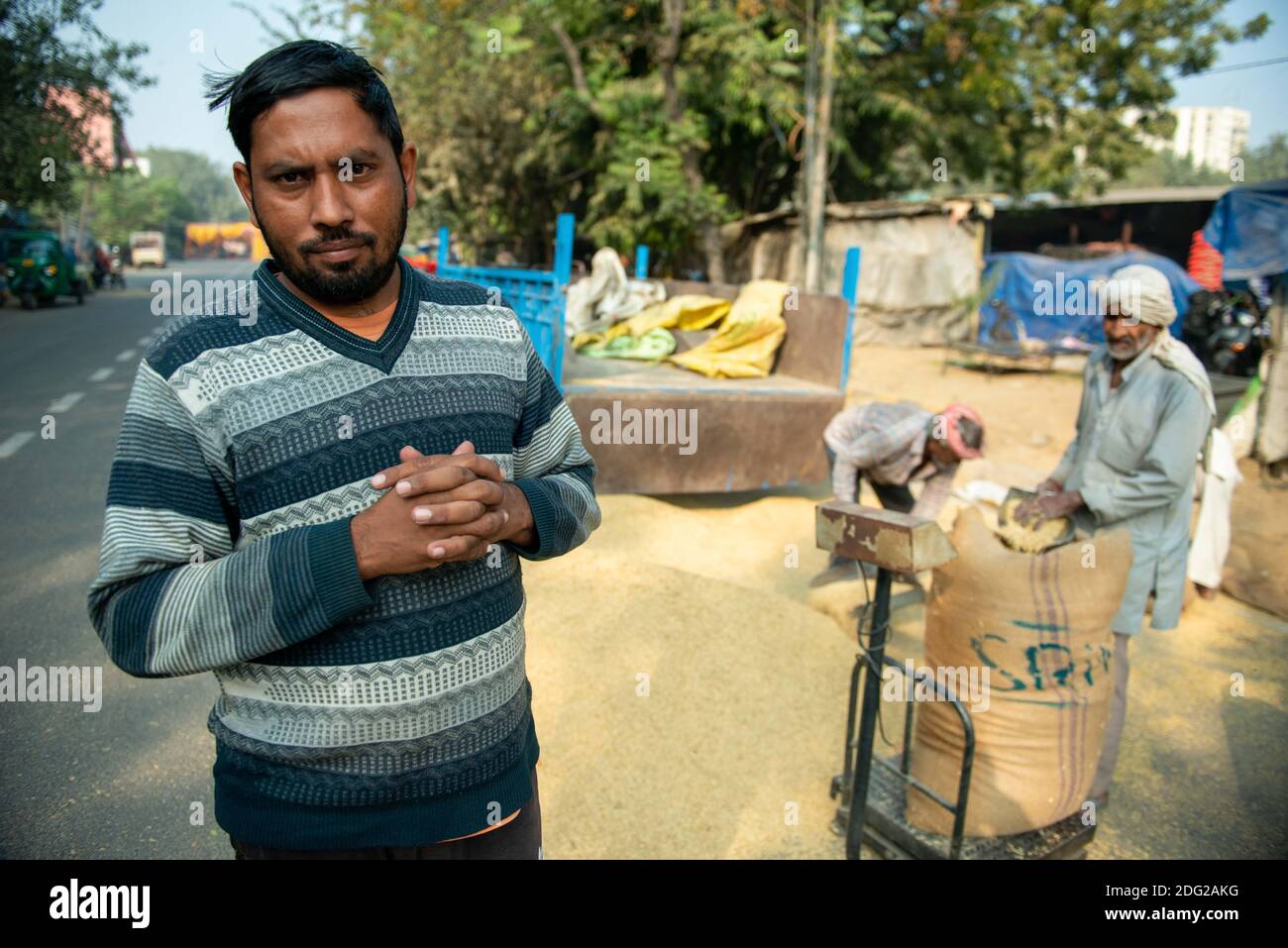 Agricoltore Manoj Singh 33 anni da Ghaziabad, Uttar Pradesh sembra deluso il market.Manoj è venuto al mercato per vendere riso paddy, come si lamenta dei prezzi bassi sulla vendita di cereali alimentari rispetto allo scorso anno. Foto Stock