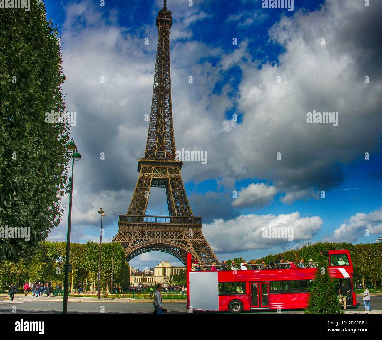 Parigi, la Tour Eiffel. Splendida vista della famosa torre dagli Champs de Mars Foto Stock