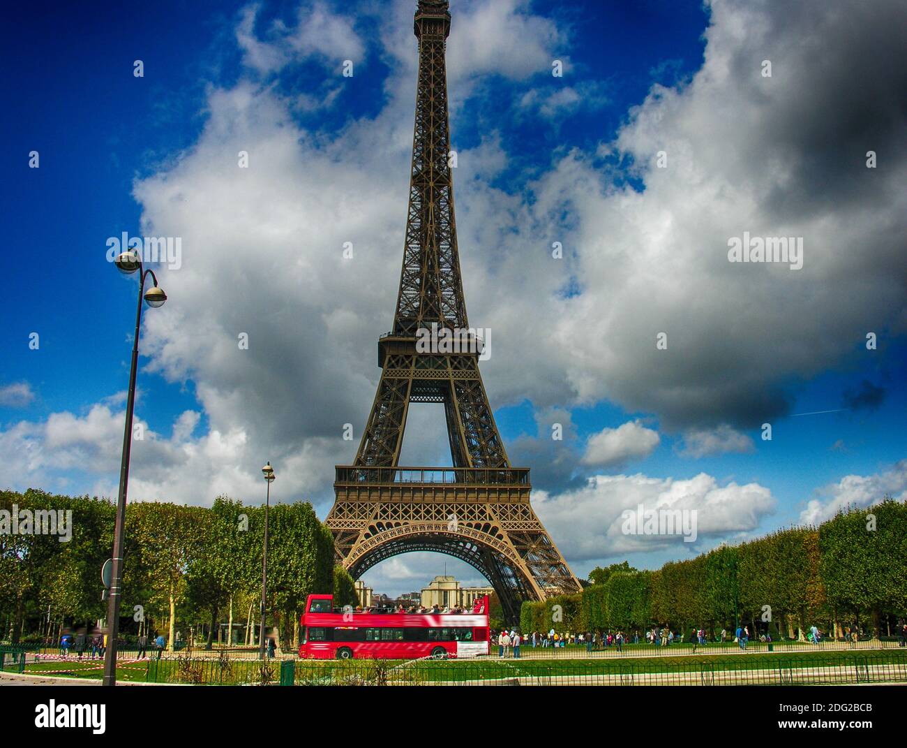 Parigi, la Tour Eiffel. Splendida vista della famosa torre dagli Champs de Mars Foto Stock