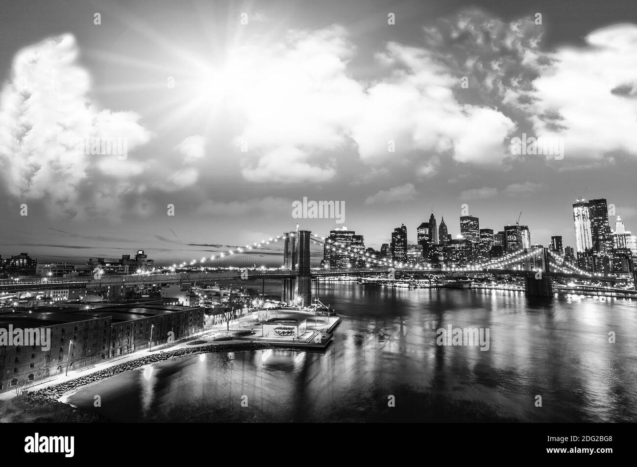 Notte fantastica a New York City - Manhattan Skyline e. Ponte di Brooklyn Foto Stock