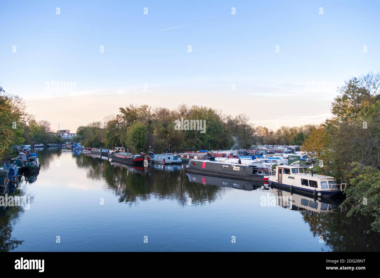 Europa, Regno Unito, Inghilterra, Londra, il fiume Lea (Lee) a Londra est, case galleggianti, riflessione in acqua still, scena tranquilla, vista autunno Foto Stock