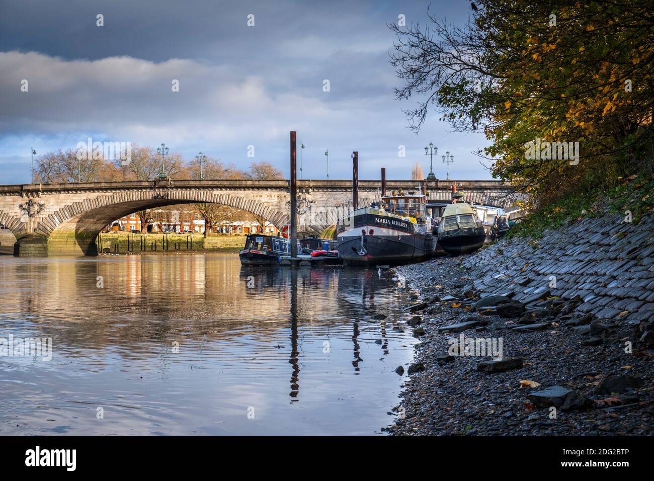 Regno Unito, Londra, Richmond-upon-Thames / Hounslow, Kew Bridge, un ponte classificato di grado II sul Tamigi, Tamigi con bassa marea, case galleggianti Foto Stock