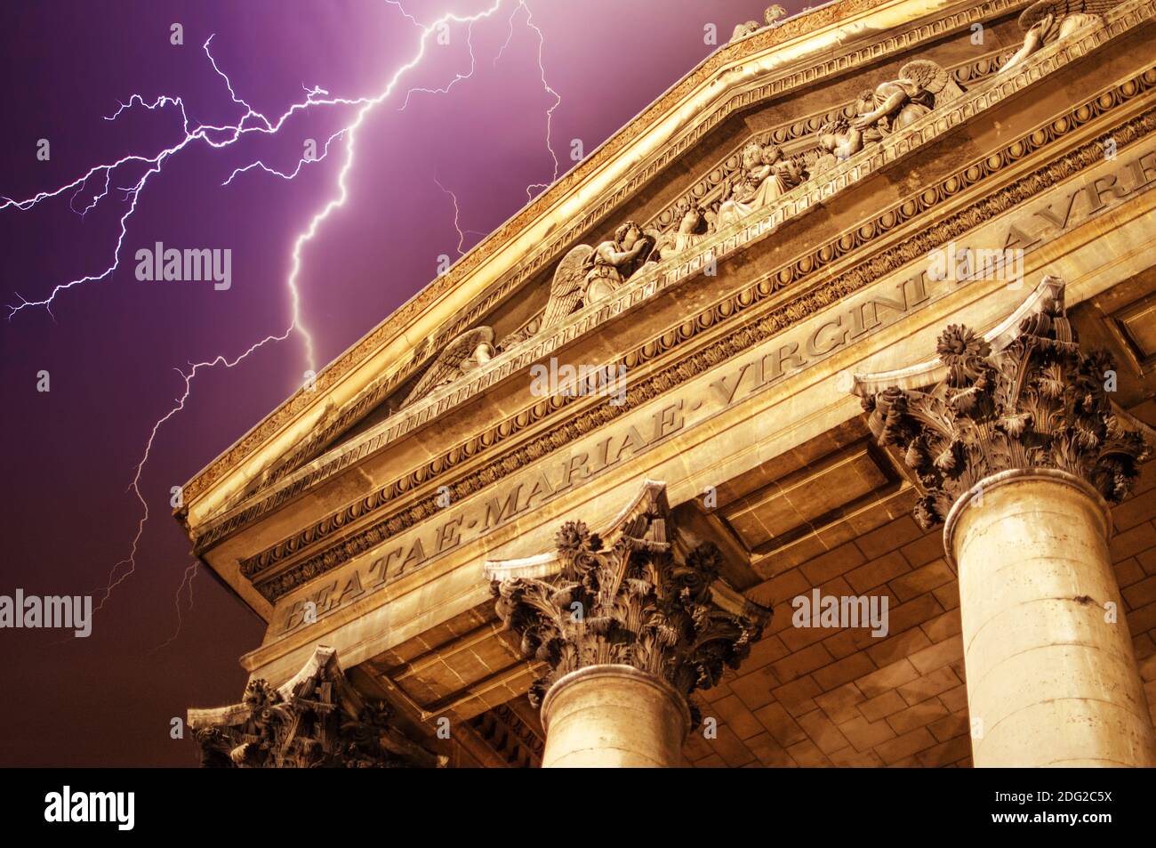Cielo drammatico sopra Notre Dame de Lorette a Parigi, Francia Foto Stock