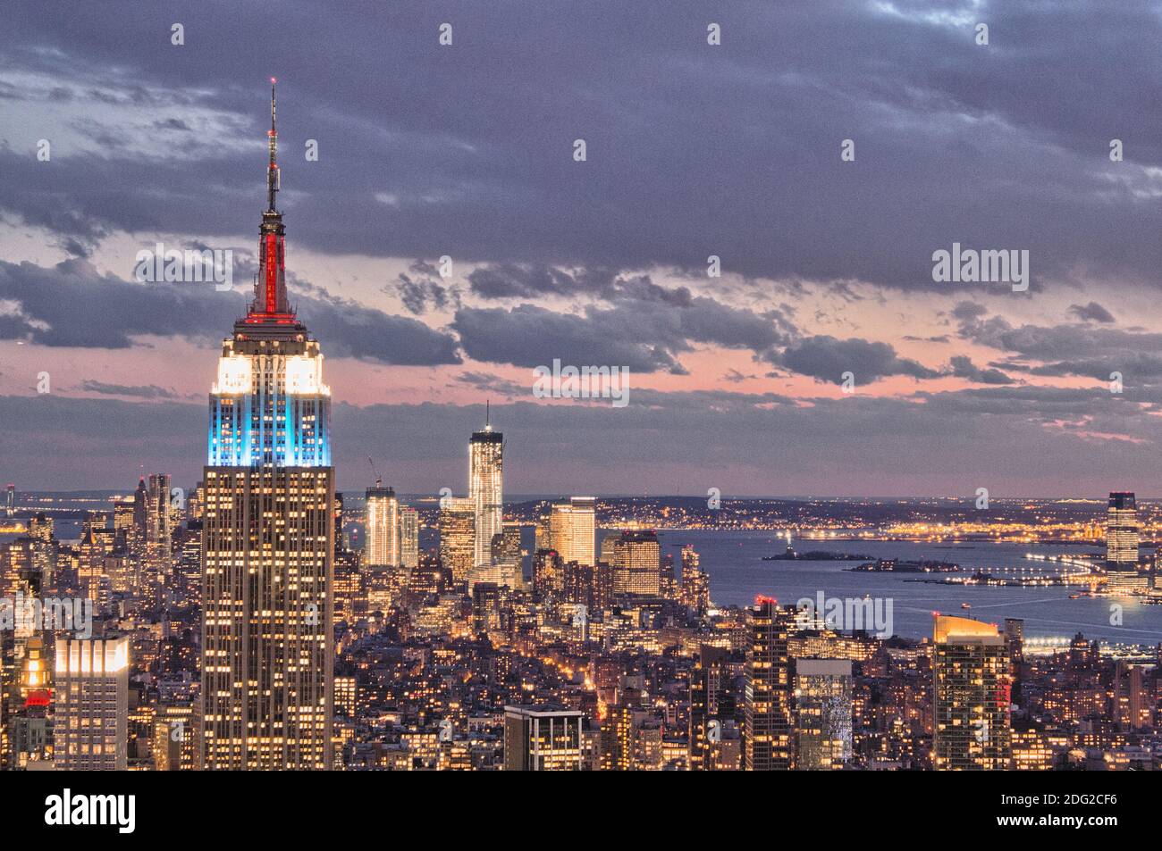 Lo stretto gruppo di grattacieli che ospita il centro di Manhattan con il famoso Empire state Building più importante. Foto Stock