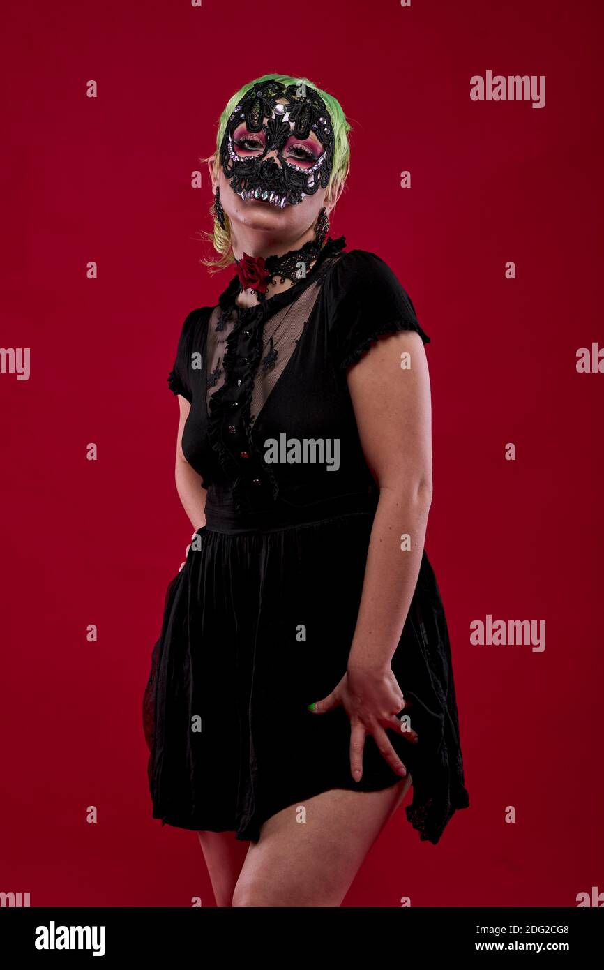 Donna vestita in abiti gotici, spaventoso halloween Foto Stock
