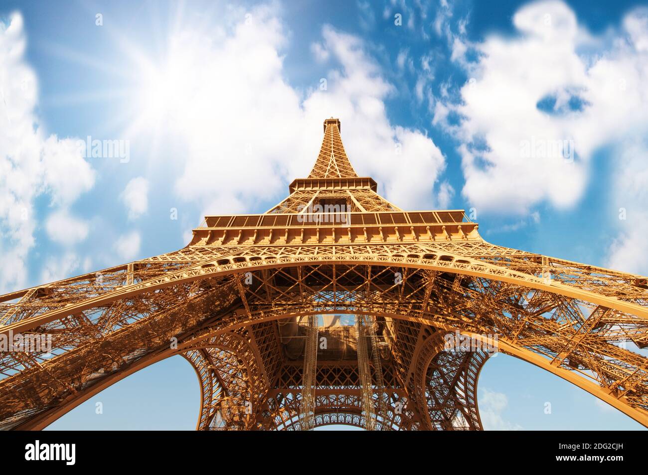 Parigi. Potente struttura della magnifica Torre Eiffel al tramonto Foto Stock