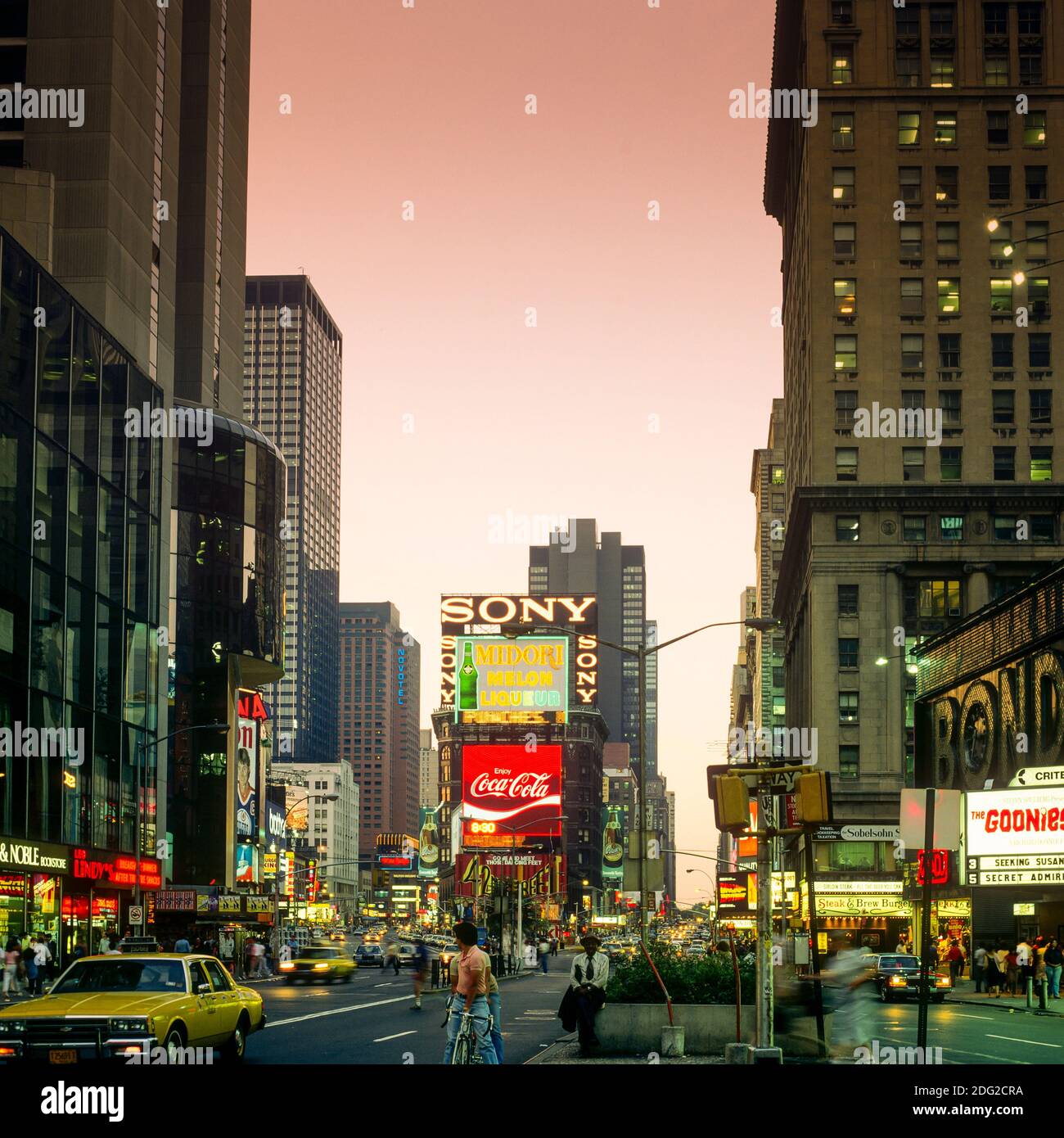 New York 1985, Times Square al crepuscolo, insegne pubblicitarie illuminate, automobili, persone, Midtown Manhattan, New York City, NY, New York, USA, Foto Stock