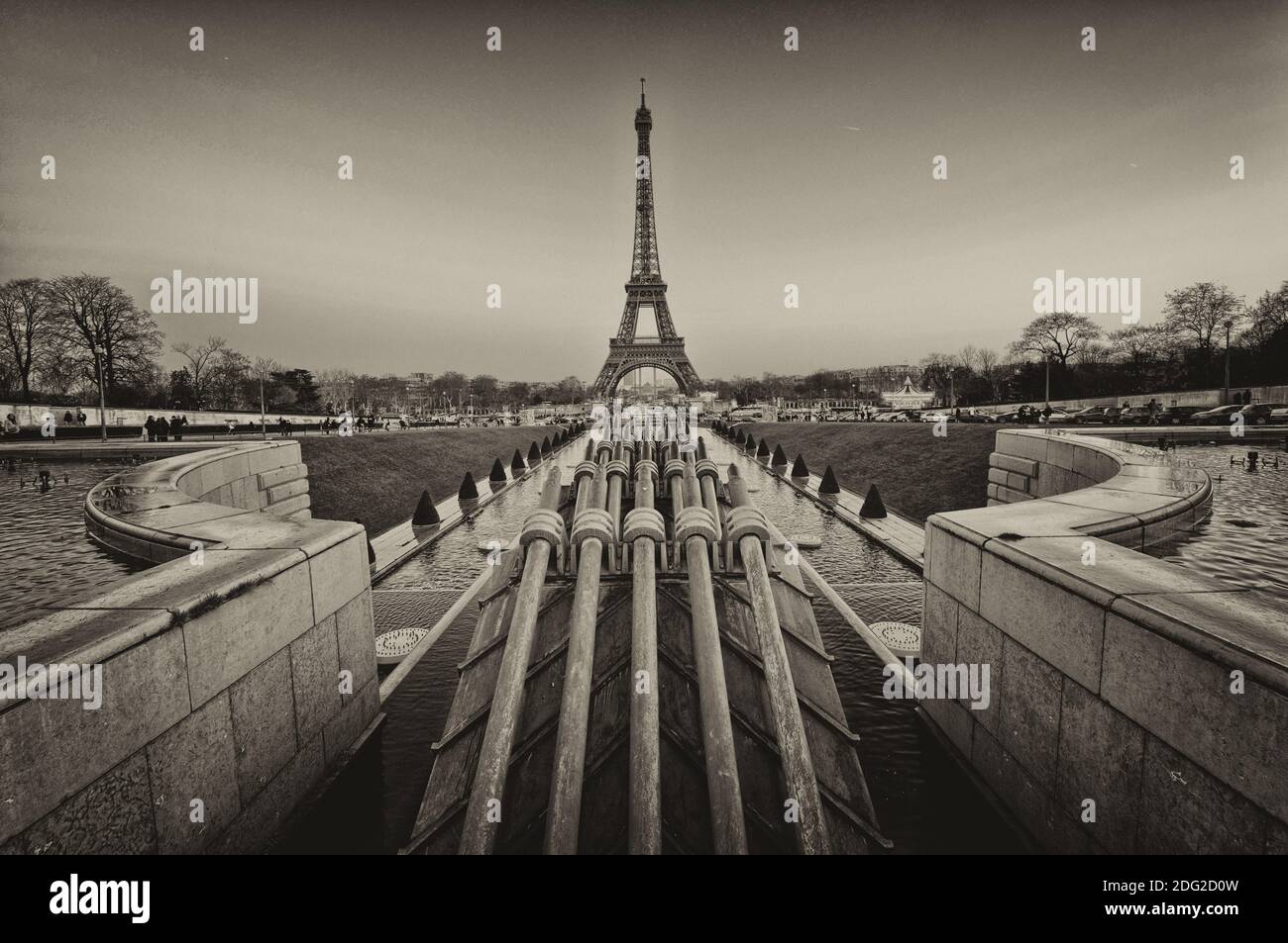 Splendida vista sulla Torre Eiffel con vegetazione Foto Stock