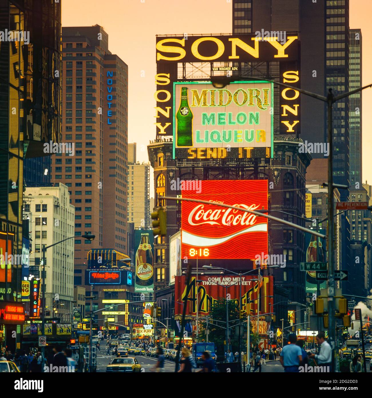 New York 1985, Times Square al crepuscolo, insegne pubblicitarie illuminate, automobili, persone, Midtown Manhattan, New York City, NY, New York, USA, Foto Stock