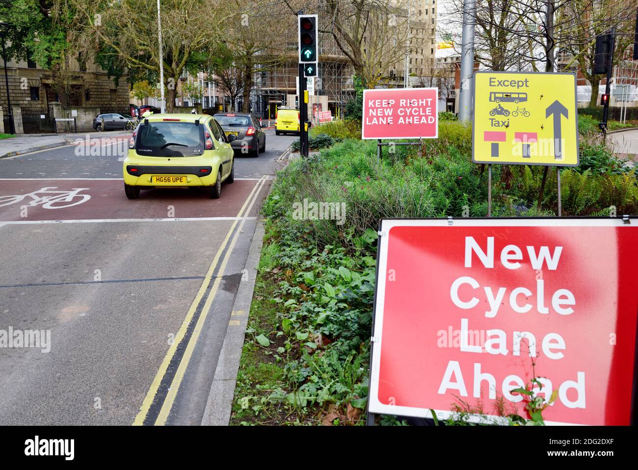 Cartelli per nuove piste ciclabili e autobus con corsie di marcia chiuse a causa di un finanziamento supplementare di covid-19 per le città, Bristol Foto Stock