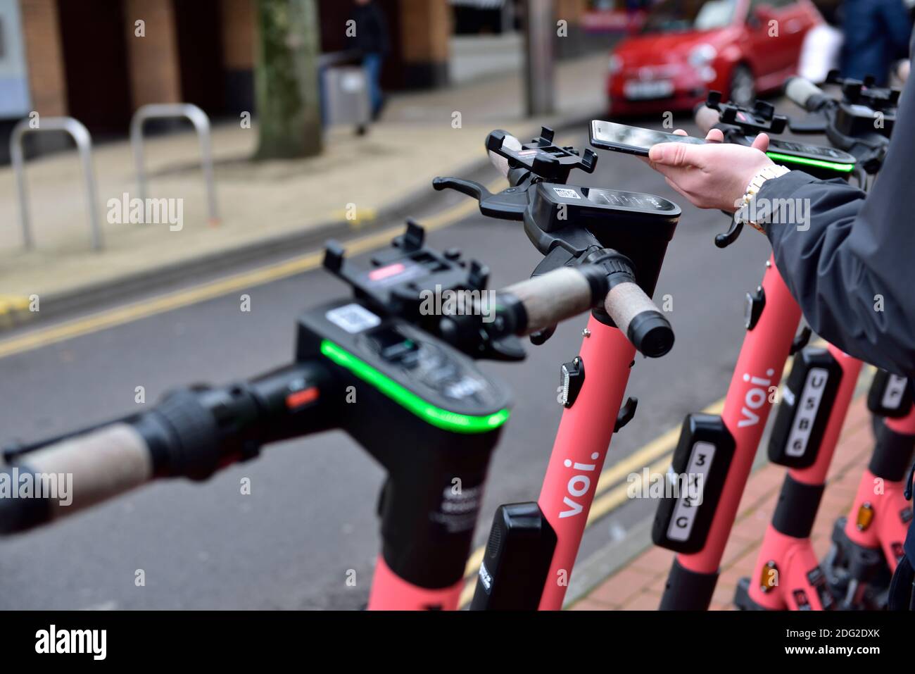 Utilizzo di un'applicazione per telefoni cellulari per sbloccare e noleggiare un Voi electric e-scooters a Bristol Foto Stock