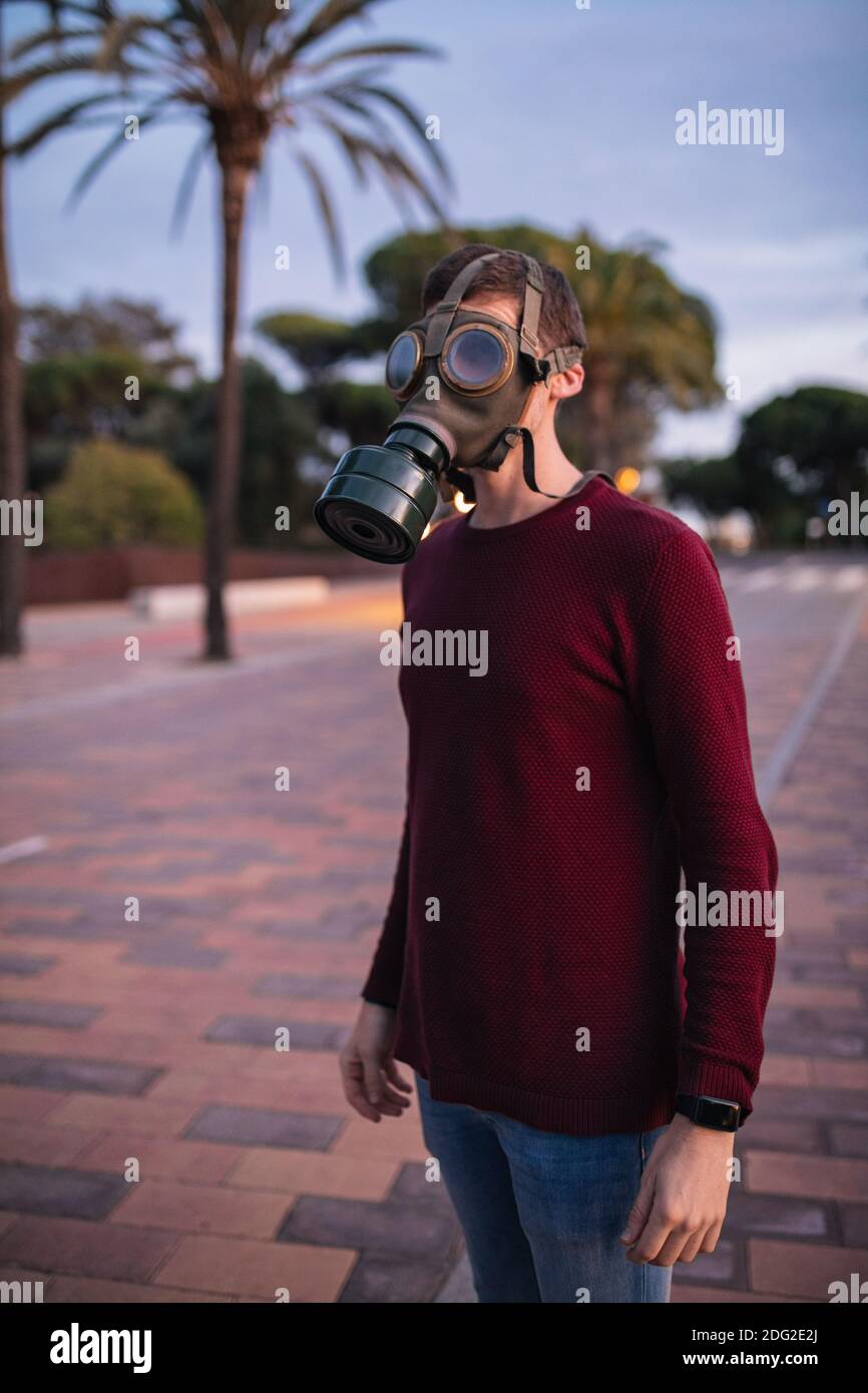 Uomo con maschera della seconda guerra mondiale, in strada dal covid19. Concetto di salute. Caucasica. Foto Stock