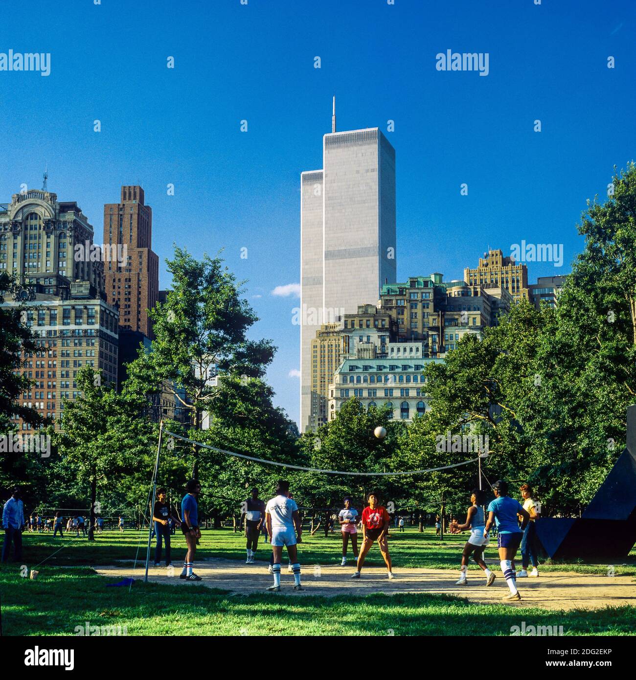 New York 1985, precedente al 2001, giocatori di pallavolo, Battery Park, WTC World Trade Center Twin Towers, Lower Manhattan, New York City, NY, NYC, USA, Foto Stock