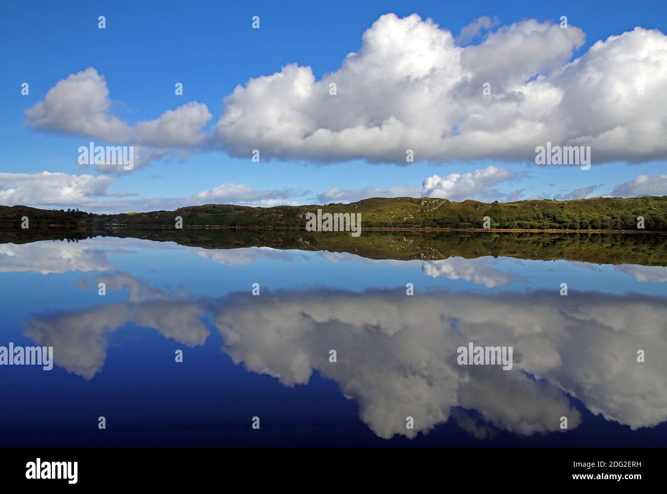 Lago calmo in Connemara Foto Stock
