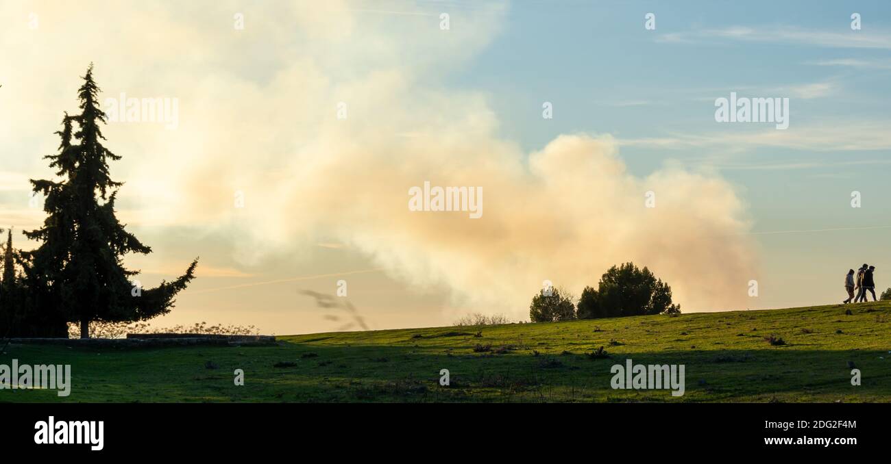 Sagome di persone che camminano lungo il Paseo de las Murallas De Baeza (Spagna) in un pomeriggio invernale con uno speciale leggero Foto Stock