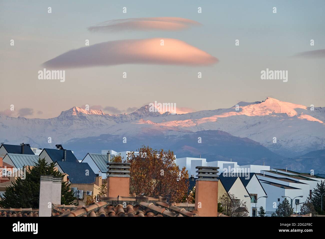 Grandi nuvole lenticolari bianche sulla Sierra Nevada (Spagna) al tramonto Foto Stock