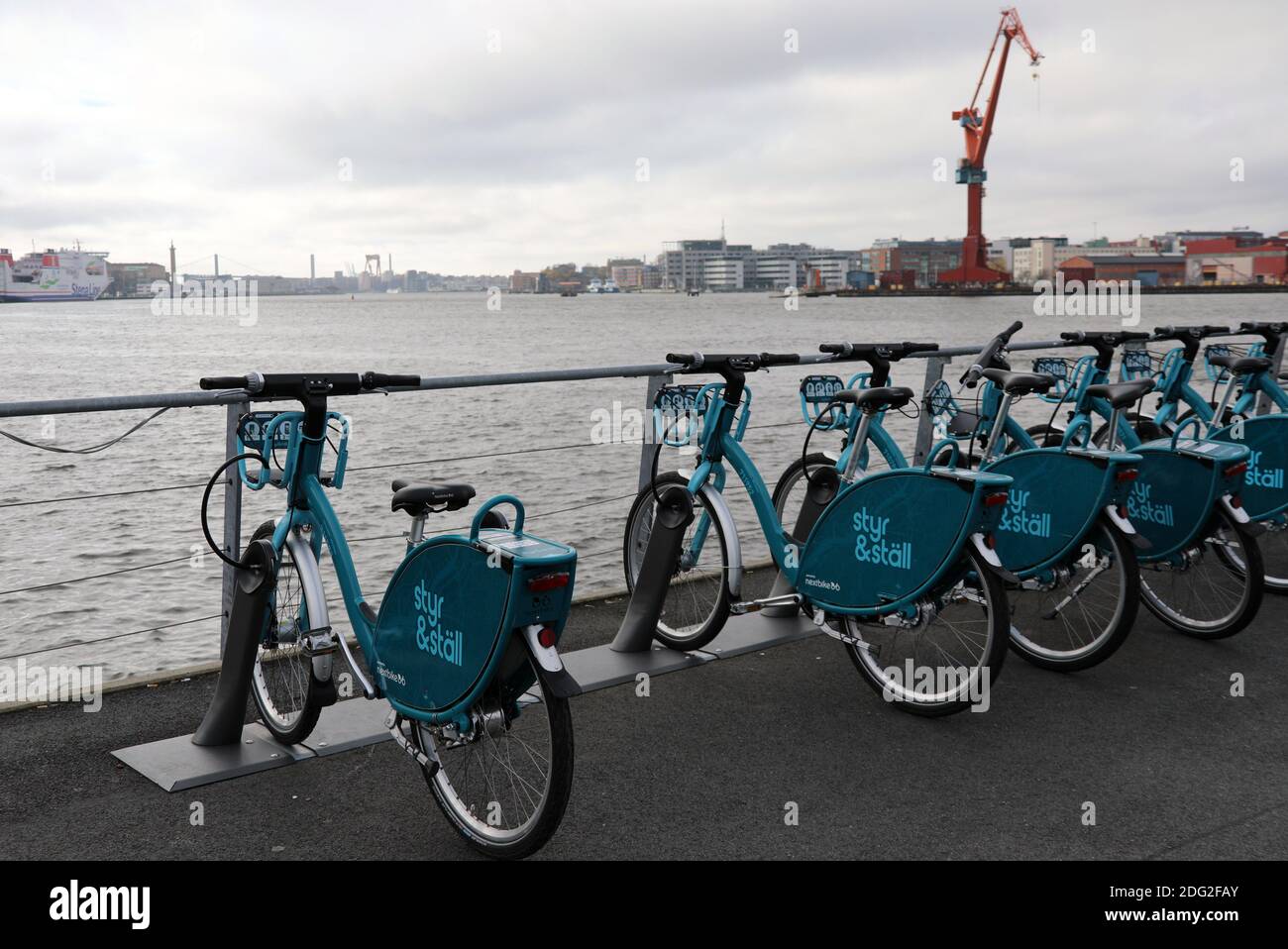 Biciclette pubbliche Gothenburg parcheggiate presso il centro di trasporto Stenpiren lungomare Foto Stock