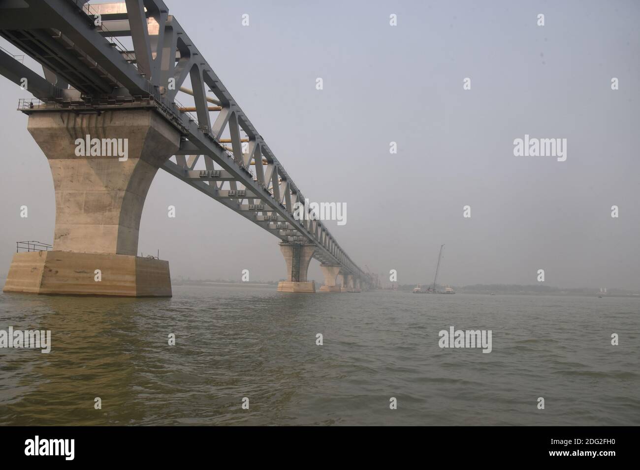 Vista del Ponte Padma in costruzione sul fiume Padma vicino a Dhaka, Bangladesh, il 7 dicembre 2020. Padma Bridge una delle più grandi infrastrutture Foto Stock