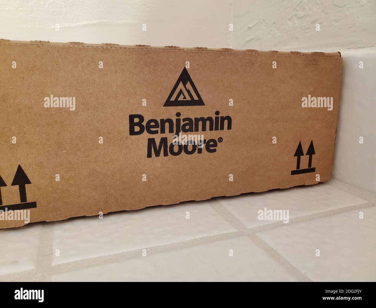 Primo piano del logo della società Benjamin Moore Paints stampato su una scatola di cartone a Lafayette, California, 23 novembre 2020. () Foto Stock