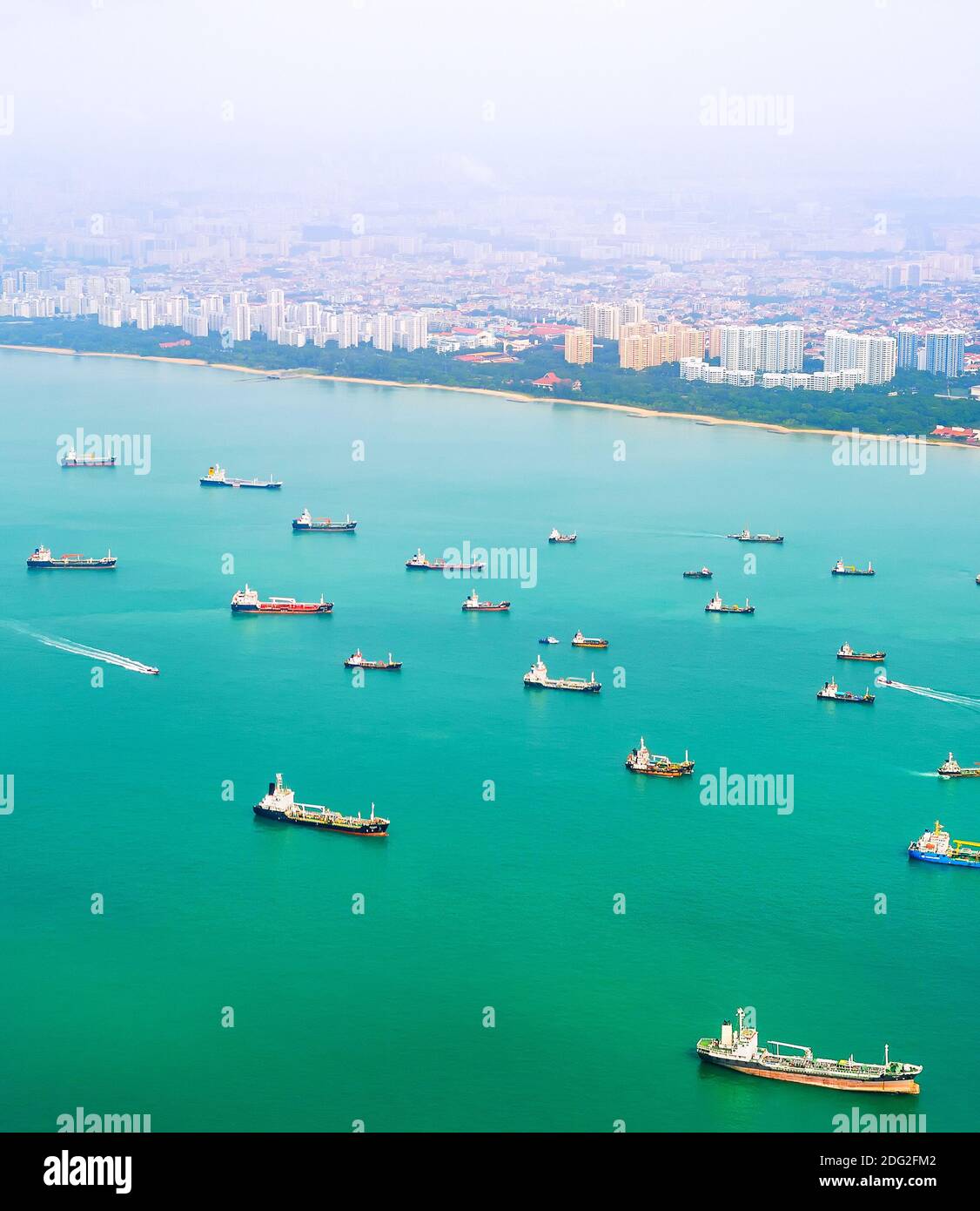 Vista aerea delle navi da carico caricate con container in mare, logistica internazionale di esportazione delle importazioni, porto commerciale di Singapore Foto Stock