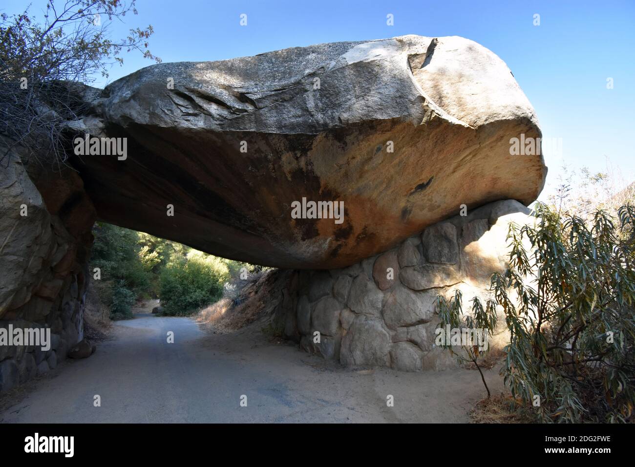 Tunnel Rock, un'ex strada che attraversa un tunnel fatto di granito nel Sequoia National Park, California, USA. Un grande masso su una strada in disuso. Foto Stock