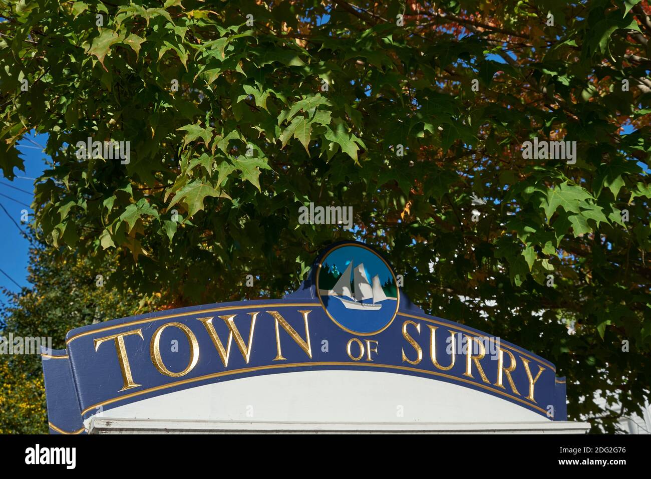 Un primo piano del villaggio di Surry dipinto di legno, segno della città con il simbolo della barca a vela. A Surry, Maine. Foto Stock
