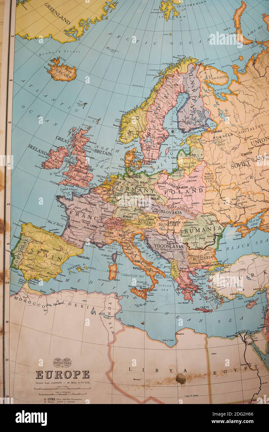 Una vecchia mappa delle pareti con i dettagli dell'Europa tra le guerre mondiali è appesa alla scuola restaurata Surry Village. A Surry, Maine. Foto Stock