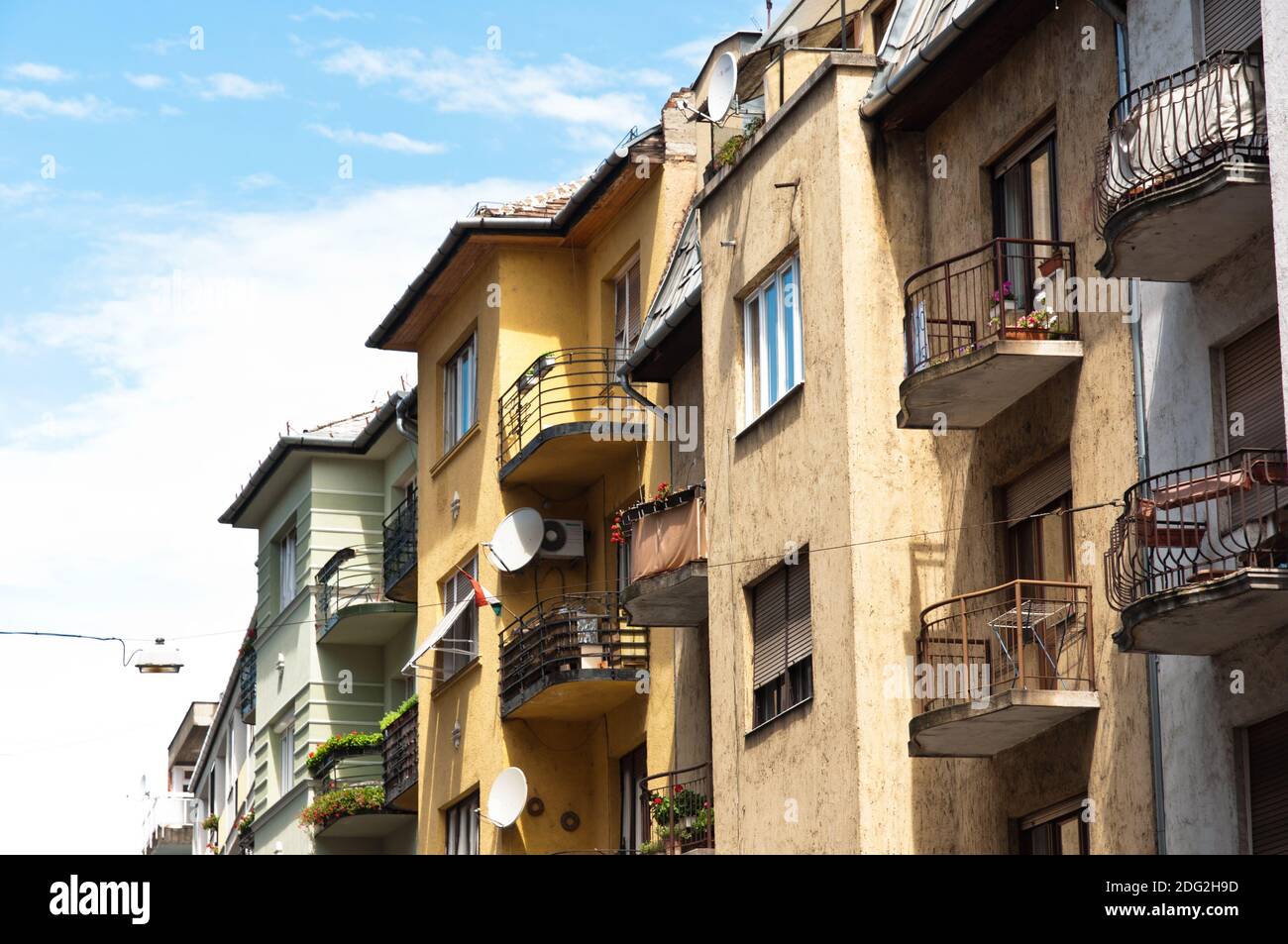 Costruzione di appartamenti generici in Europa contro il cielo blu Foto Stock
