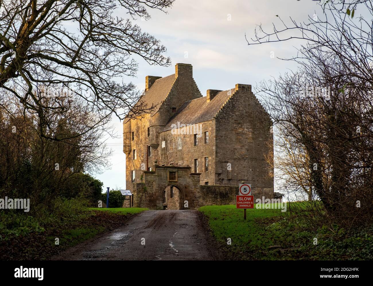 Il castello di Midhope, Abercorn, Hopetoun station wagon, South Queensferry. Il castello è noto ad attrito come 'Lallybroch', in Outlander serie tv. Foto Stock