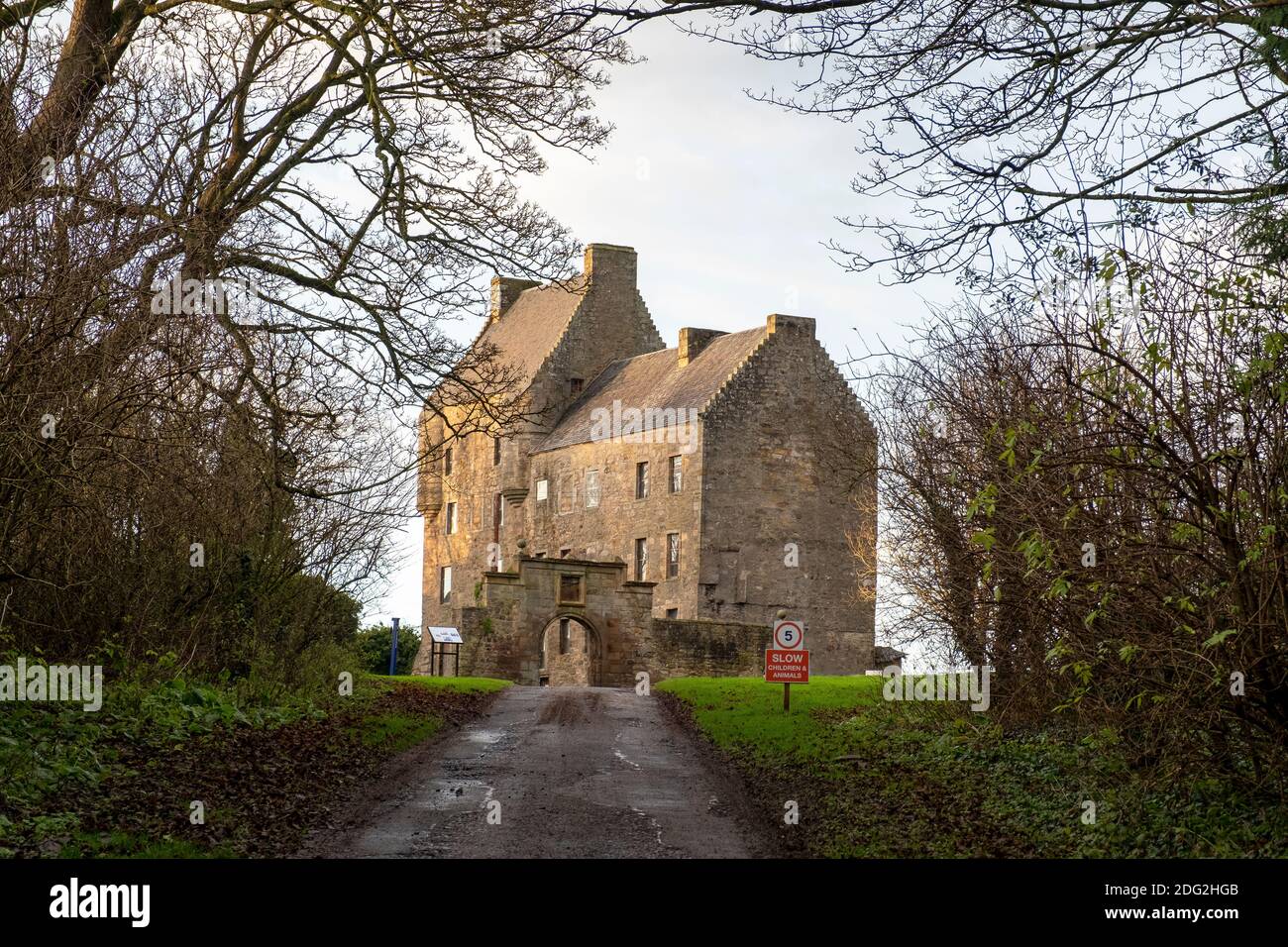 Il castello di Midhope, Abercorn, Hopetoun station wagon, South Queensferry. Il castello è noto ad attrito come 'Lallybroch', in Outlander serie tv. Foto Stock