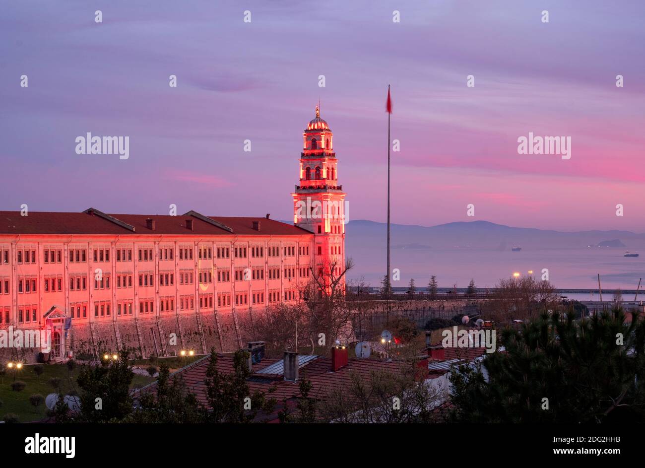 Caserma Selimiye illuminata in blu ora, Istanbul, TURCHIA Foto Stock