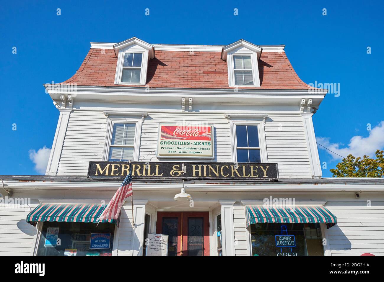 La facciata anteriore esterna, l'entrata al famoso e distintivo negozio di alimentari Merrill & Hinkley. A Blue Hill, Maine. Foto Stock