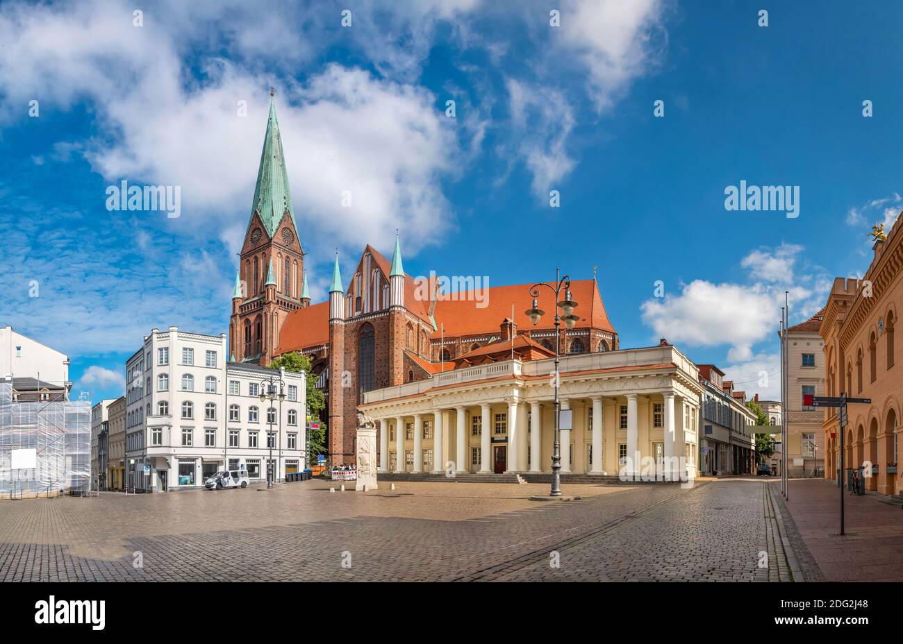 Schwerin, Germania. Vista panoramica su piazza Marktplatz e sulla Cattedrale Foto Stock