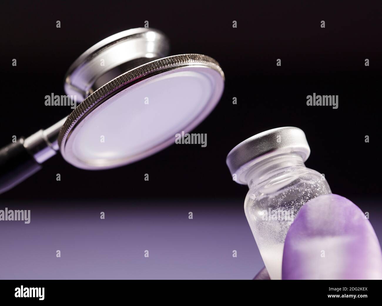 Stetoscopio e flaconcino di vetro vaccino, con fondo viola, nero. Foto Stock