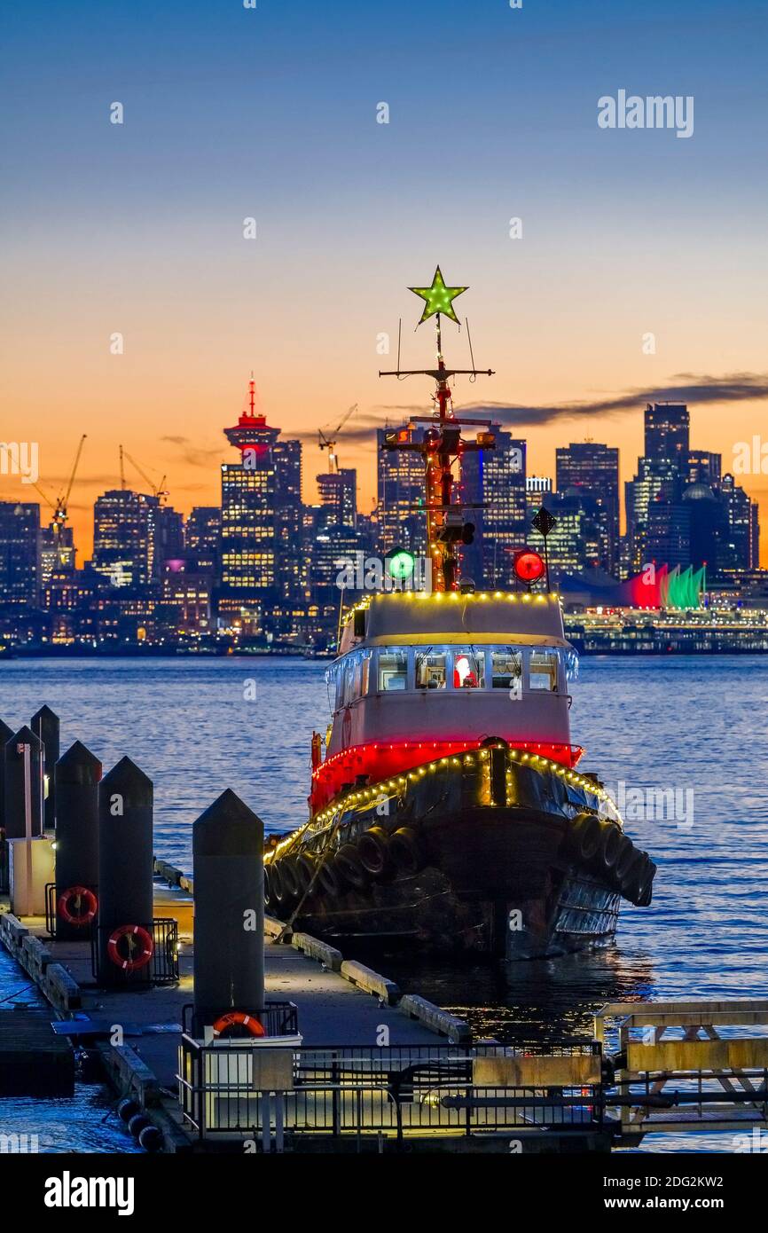 North Star Tugboat, con le luci di vacanza, cantieri navali, Lonsdale Quay, North Vancouver, British Columbia, Canada Foto Stock