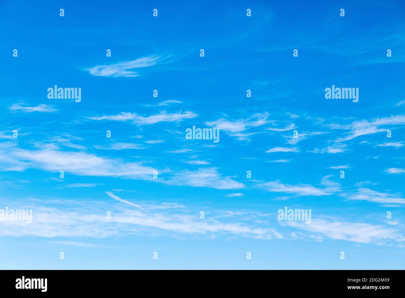 Nuvole sgarbate contro un cielo azzurro del Colorado Foto Stock