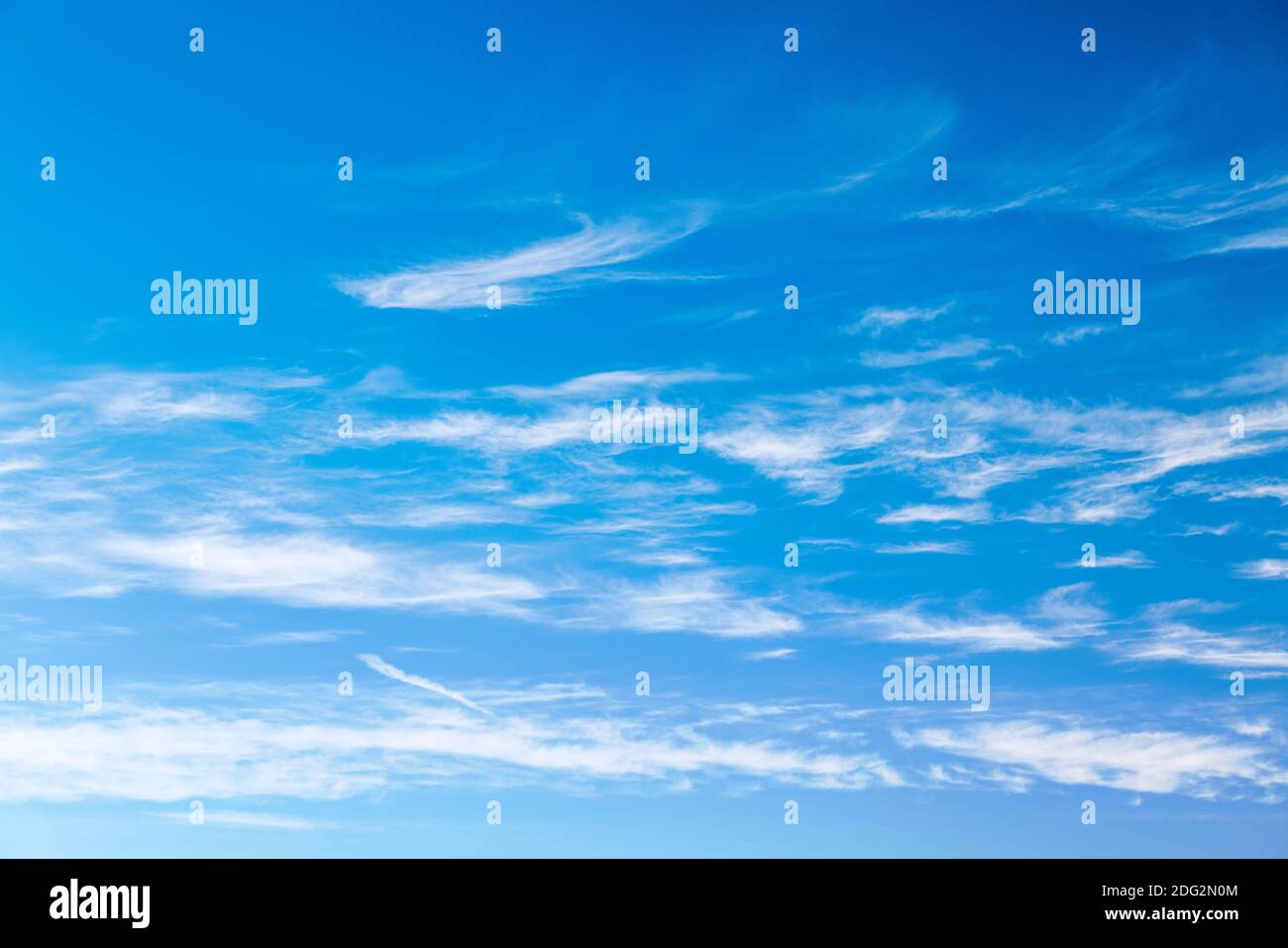 Nuvole sgarbate contro un cielo azzurro del Colorado Foto Stock