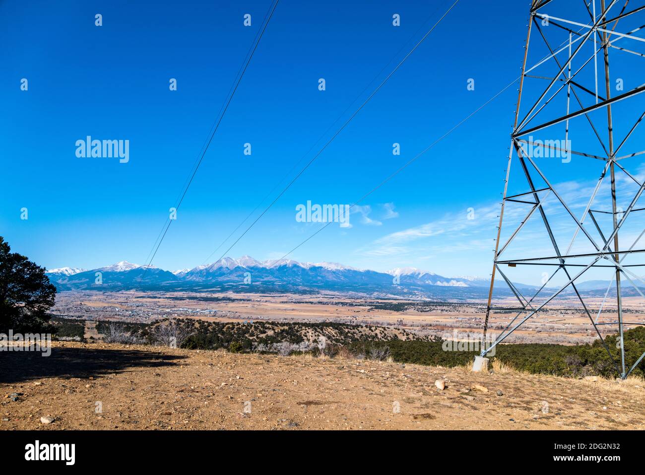 Linee elettriche ad alta tensione sulla Arkansas River Valley; Colorado centrale; USA Foto Stock