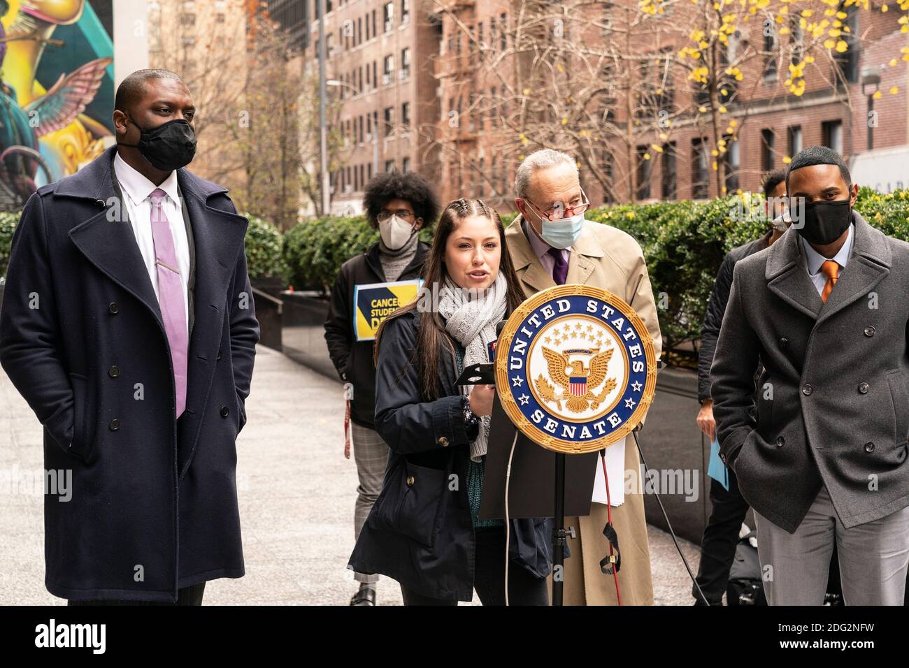 New York, Stati Uniti. 07 dicembre 2020. Student Fiona Miles parla al senatore degli Stati Uniti Charles Schumer media presser per presentare il piano di cancellare fino a 50,000 dollari in debito per i mutuatari di prestito degli studenti federali a 777 3rd Avenue a New York il 7 dicembre 2020. Al senatore si sono aggiunti i membri eletti Jamaal Bowman (praticamente, visto sullo schermo dell'iPad), Mondaire Jones, Ritchie Torres e tre studenti. (Foto di Lev Radin/Sipa USA) Credit: Sipa USA/Alamy Live News Foto Stock