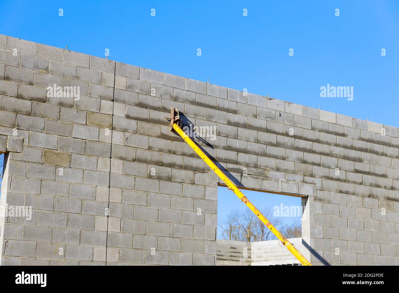 Blocco di calcestruzzo, materia prima per pareti industriali di supporto con blocchi di calcestruzzo Foto Stock