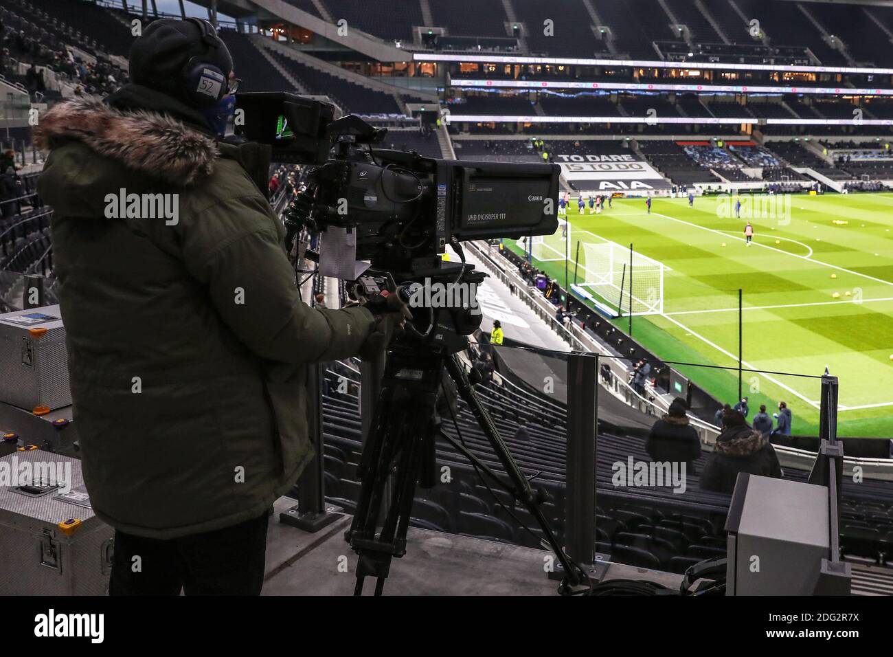 TV Broadcast Camera is seen filming - Tottenham Hotspur v Arsenal, Premier League, Tottenham Hotspur Stadium, Londra, Regno Unito - 6 dicembre 2020 solo per uso editoriale - si applicano le restrizioni DataCo Foto Stock