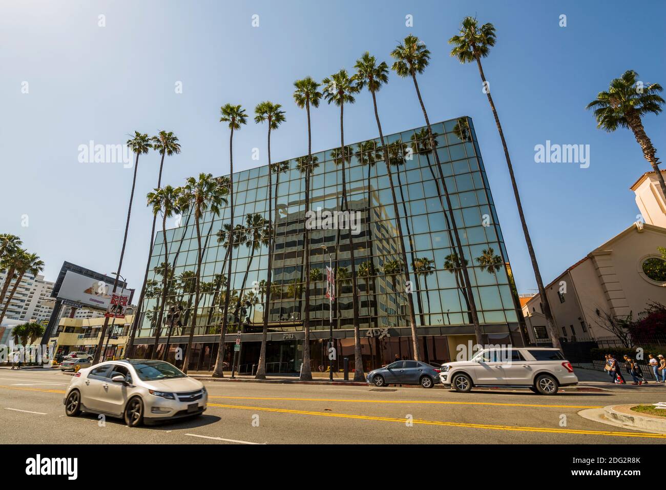 Vista di palme e architettura contemporanea su Hollywood Boulevard, Los Angeles, California, Stati Uniti d'America, America del Nord Foto Stock