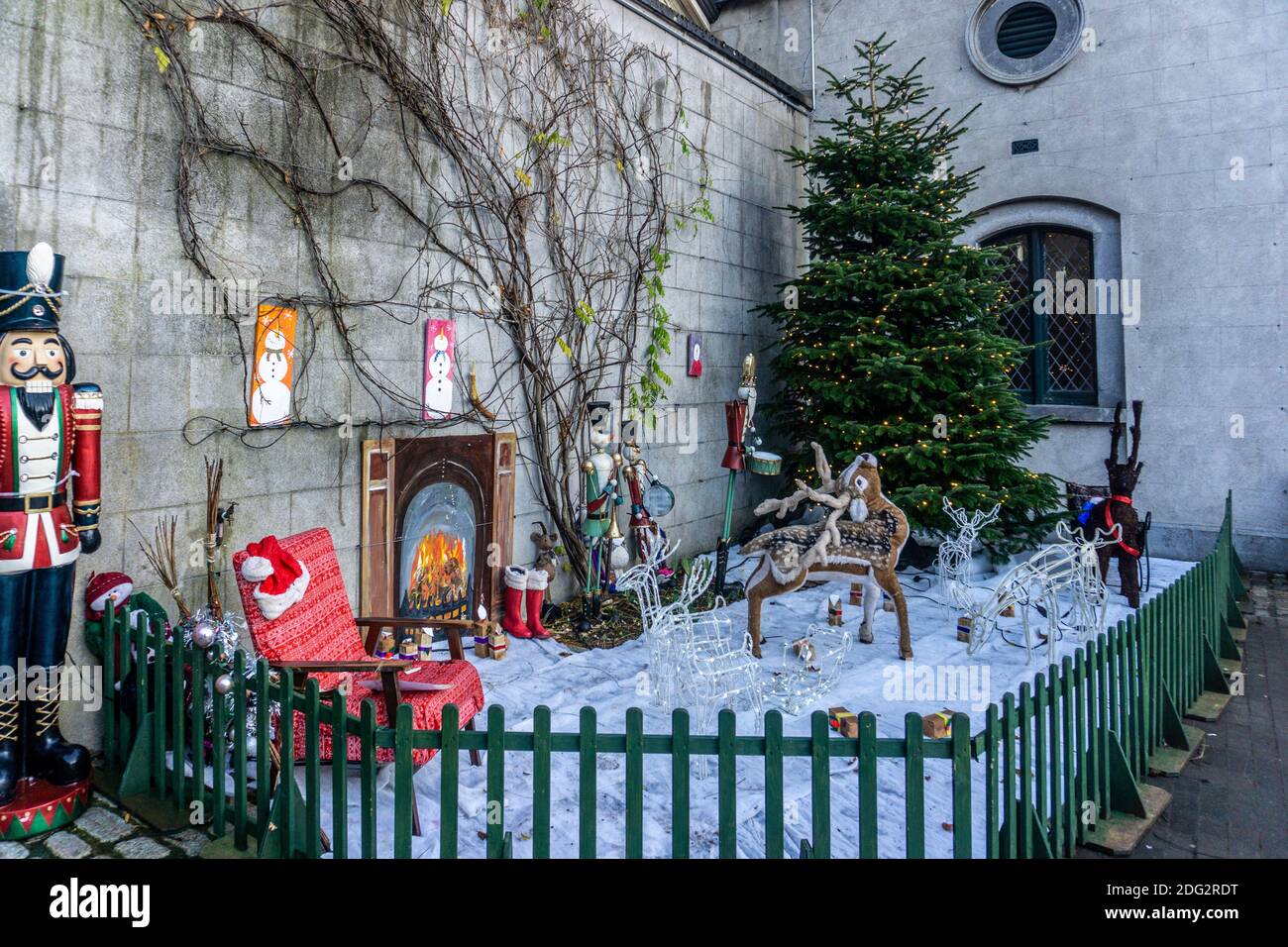 Una scena natalizia a Farmleigh, a Dublino ovest, in Irlanda, con neve a terra, renna, albero di Natale e fuoco aperto. Foto Stock