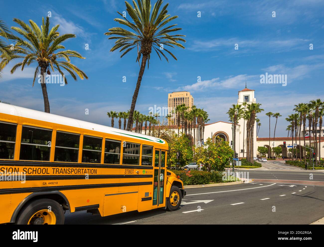 Autobus giallo tradizionale che si avvicina Union Station, Old Plaza, Los Angeles, California, Stati Uniti d'America, Nord America Foto Stock