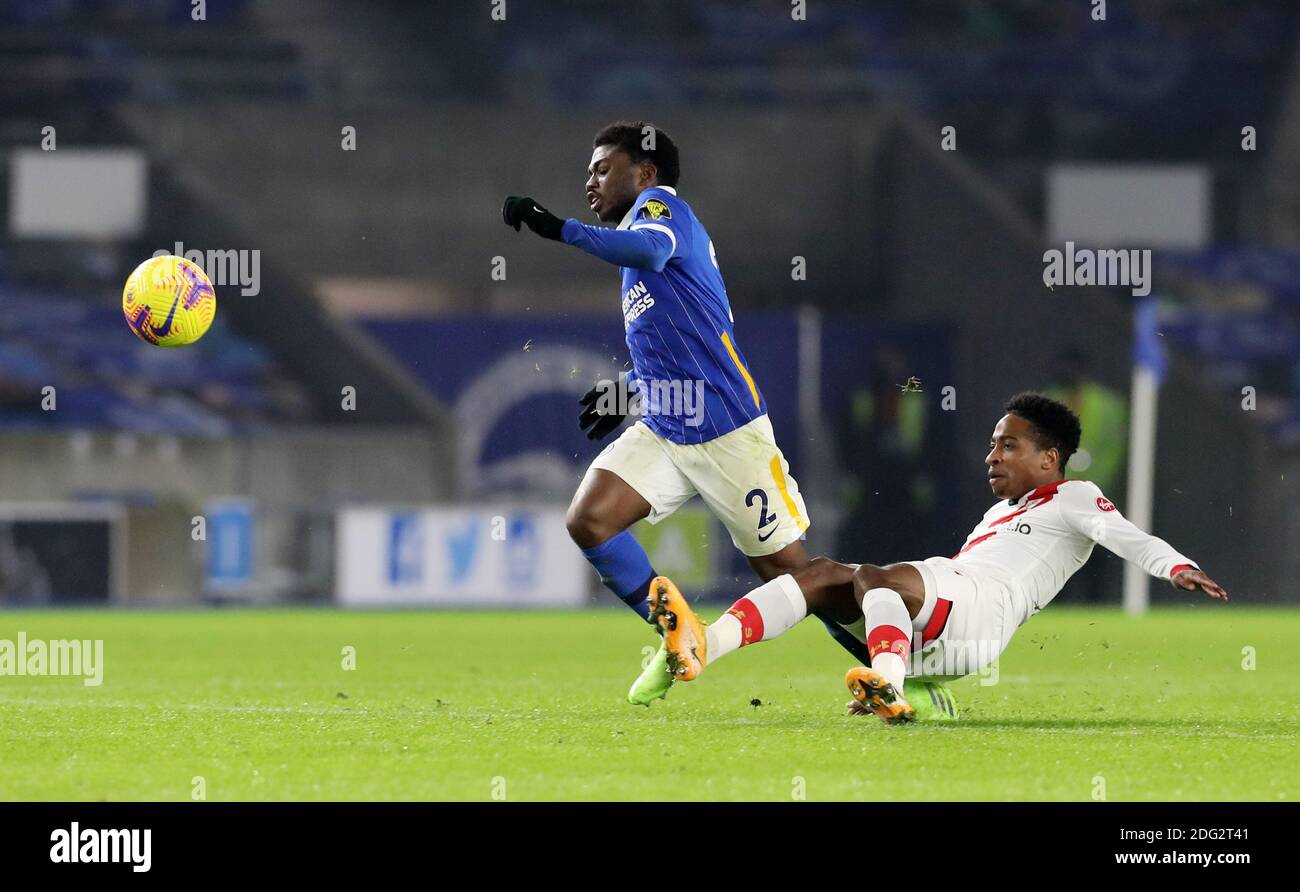 Brighton e Hove Albion's Tariq Lamptey e Kyle Walker-Peters di Southampton (a destra) combattono per la palla durante la partita della Premier League all'AMEX Stadium di Brighton. Foto Stock