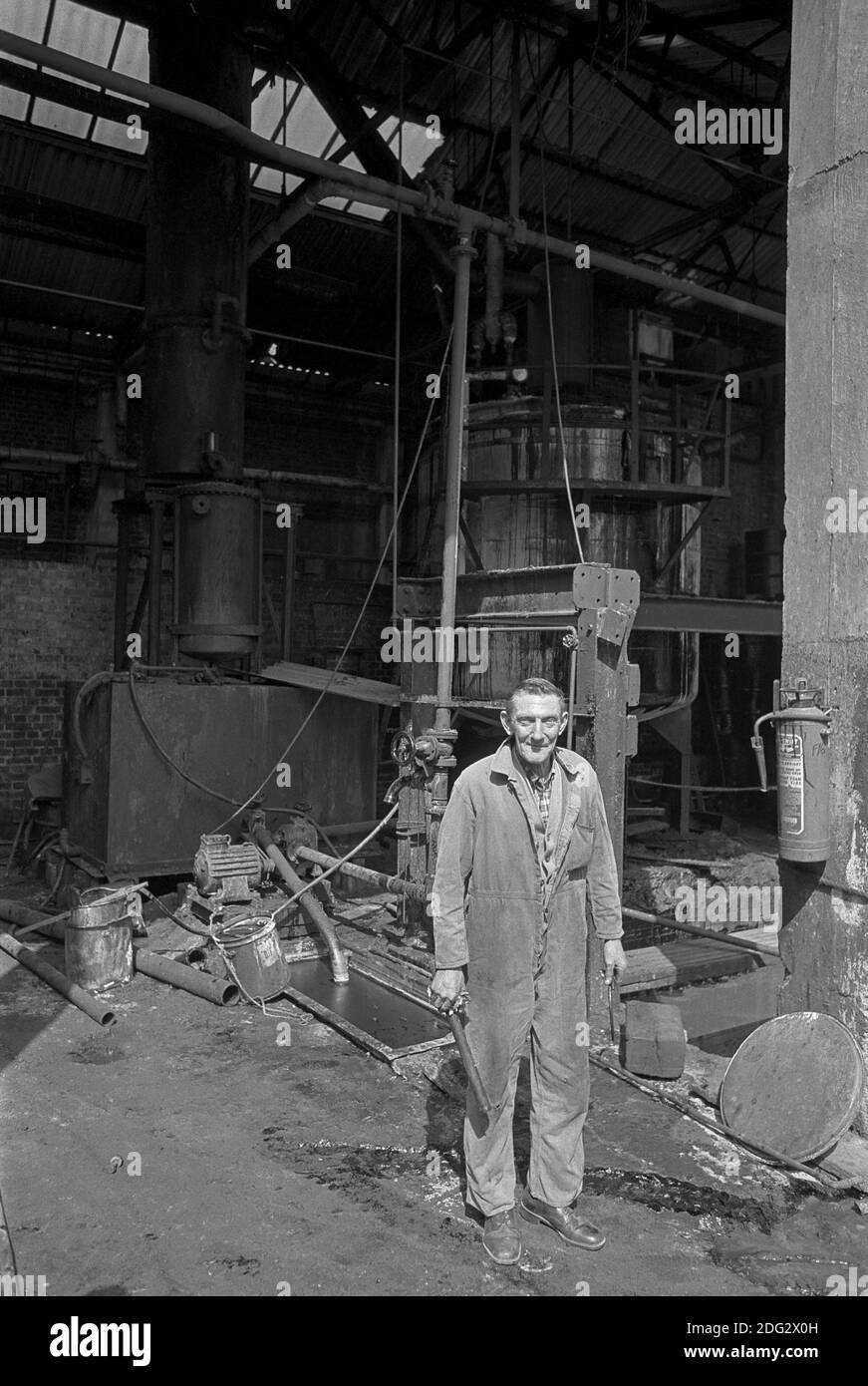 Regno Unito, Londra, Docklands, Isle of Dogs. Inizio 1974. Vicino a Coldhor. Un montatore di manutenzione in fabbrica. Foundry & Metallurgical Co.(di proprietà di P & i Denshuski - proprietari russi, (le informazioni si riferiscono agli anni '50). Foto Stock