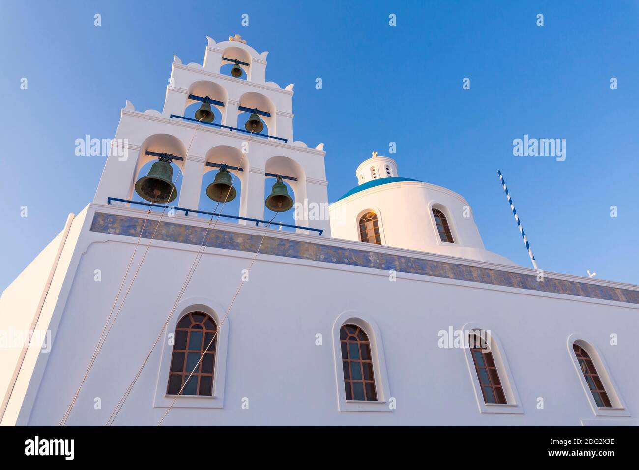 Vista di Ekklisia Panagia Platsani tradizionale chiesa dipinta di bianco a Oia, Santorini, Isole greche, Grecia, Europa Foto Stock